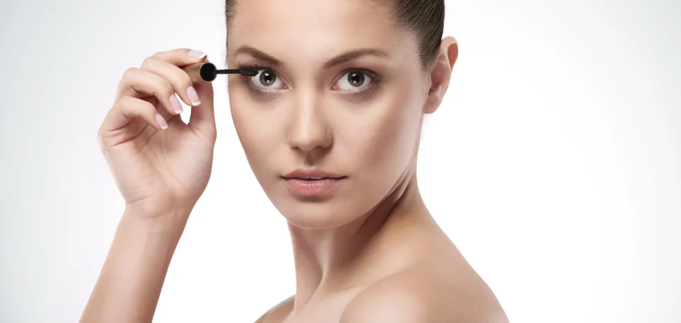 woman applying mascara on eyelashes 2024 11 27 15 48 00 utc (1)